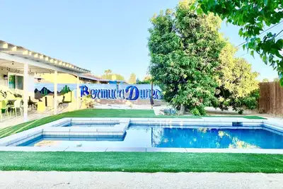 Image de Brand new pool spa! Private vacation home near golf, tennis, central location