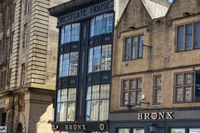 Lovely 2 bed central Hudds Apartment w/parking