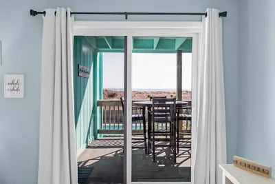Image de Oceanfront. Walk to Boardwalk. 2 King Beds. Beach Gear. Coffee Bar.