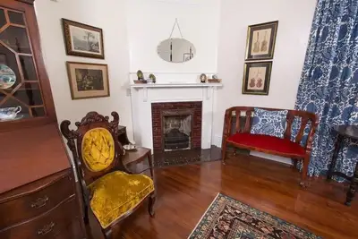 Image de Amazing  5 bedroom 6 bath home with private parking. Walk to casino or beach