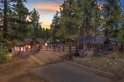 Image de StoneHauz was built in 1926! It's a Real Cabin!