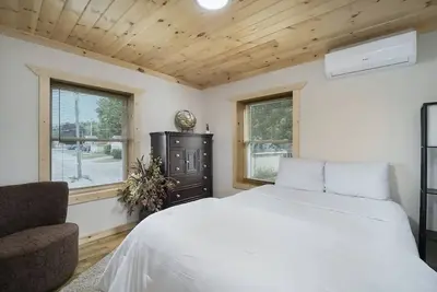 Image de Convenient downtown upstairs apartment close to lakes, rivers, golf