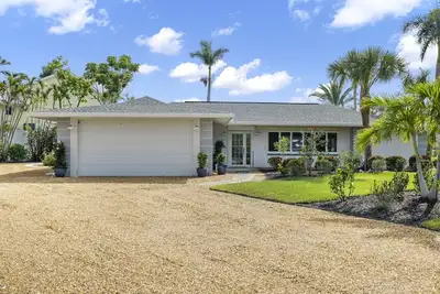 Image de New! ! light and airy coastal ground level canal front home!