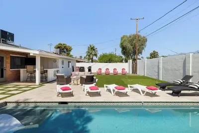 Image de Fantastic Oldtown Scottsdale Home! Saltwater Pool, Outdoor Fireplace w/ 4bd 3ba