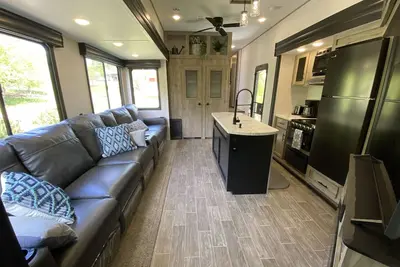 Image de 2022 5th Wheel Rv, 2bd, Sleeps 6, Kootenai River Views/Access, Picnic Table