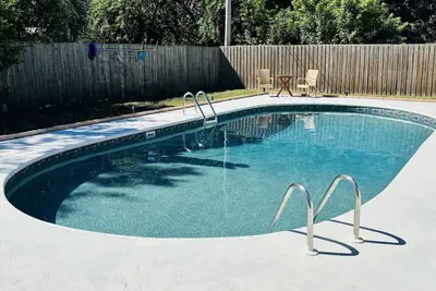 Image de House with pool 5. 4 miles to Honeymoon Island.