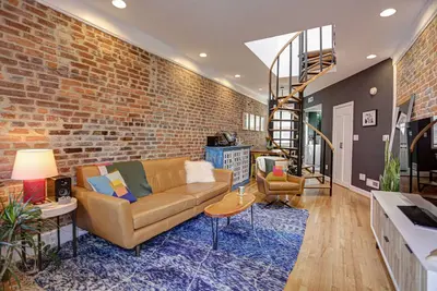 Image de Unique renovated townhouse with private backyard