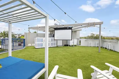 Image de The Penthouse - Luxury Rooftop Living | Minutes from the Beach