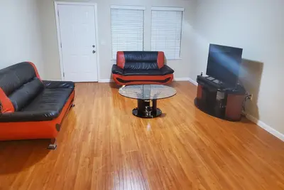 Image de Entire house near Airport\/Capitol\/ D-town\/CaI-Expo