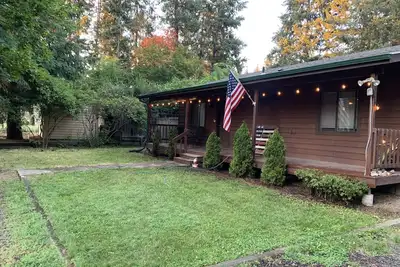 Image de Cozy Cabin conveniently located minutes from Downtown Coeur d'alene Id