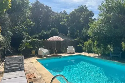 Image de Villa Bohème Pierre Blanche: Oasis de Paix et Evasion au bord de la piscine.