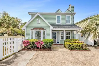 Image de Pet Friendly 3-bed, 2-bath retreat in North Myrtle Beach with a cozy ambiance and fenced yard.