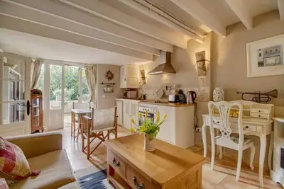 Romantic 1 bed with private patio overlooking orange grove