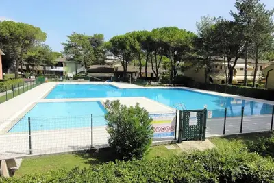Image de Two-room apartment in Bibione with pool and garden