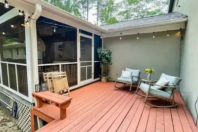 Image de Cary Stylish home with pool and jetted tubs. 6 beds, sleep 12