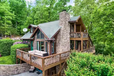 Image de Private Mountain View Luxury Cabin with Hiking Trails, Creek, Games, and More!