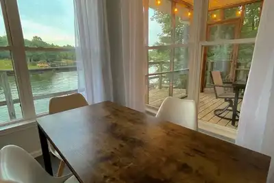 Image de LakeFront 2bd\/2ba W\/ a View!