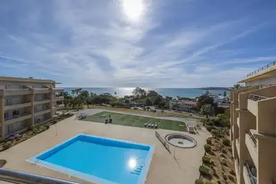 Image de Top-floor Beachfront and Sea-view Apartment in Private Condominium