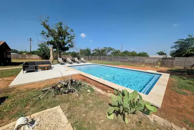 Image de Brand New Private Pool and Hot-Tub Near Main!