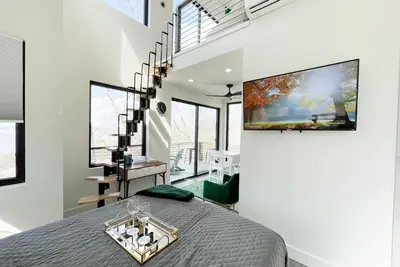 Image de Ivy @ Cobblepot Cottages - Treehouse for Two | 650 Sq Ft | Countryside and Lake Views