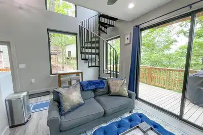 Image de Selina @ Cobblepot Cottages - Cozy Treehouse for 2 with Amazing Views!