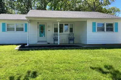 Image de Charming beach house minutes from bay--Fully Renovated!
