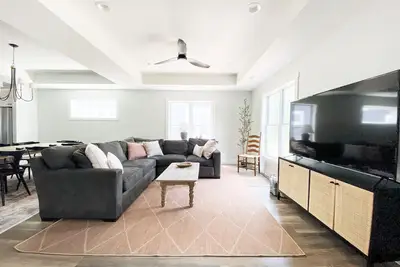 Image de Modern New-Build w/ Screened Porch - Walk to Beach