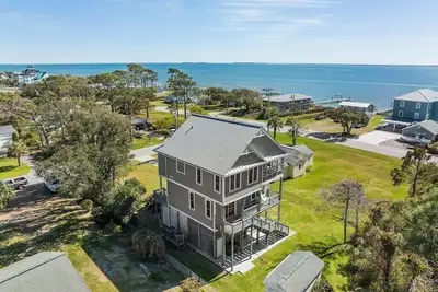 Image de Lookout Cottage- Waterview Home close to Cape Lookout - New to the market 2022!
