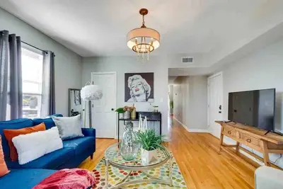 Image de Beautiful decor 3rd Fl condo walk to Mbta and mins to Downtown Boston