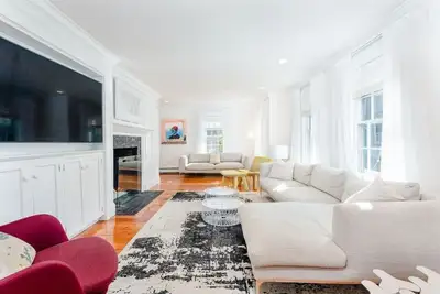 Image de Newly Remodeled, Stylish Decor, 5 minute walk to Town, 5br/5. 5ba