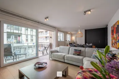 Image de Bistro Floor, perfect location to discover the coastline