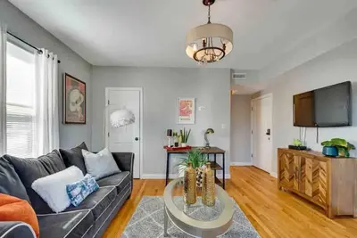 Image de Comfy & Cozy 2nd level condo walk to Mbta mins to Downtown Boston