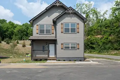 Image de Brand New- August Available! Close to Parkway, Gm Room, Bbq