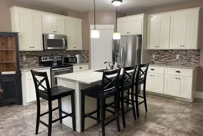 Image de Welcome to The Honey Hive! Spacious, clean, private 2 bedroom basement apartment