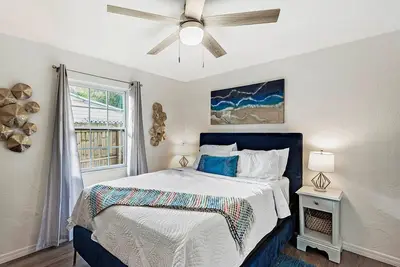 Image de 2 bedroom modern beachy home with outdoor shower