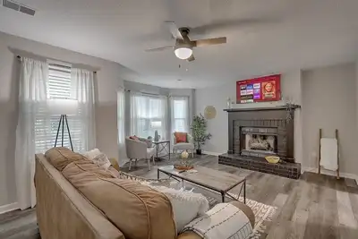 Image de Hopper · Chas, Summrvll/Nexton Comfort  Near Everything!