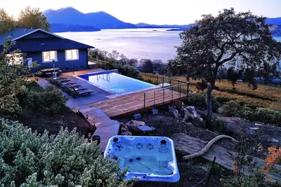 Image de Jago Bay Vineyards--Vineyard setting with 180* Panoramic Lake Views!
