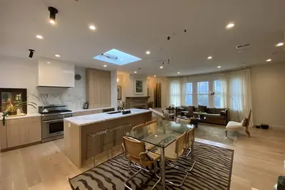 Image de Extensively remodeled Marina style building in the heart of Sf