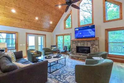 Private Cabin Getaway w/ Fireplace, View & Games 🏔️⛳️