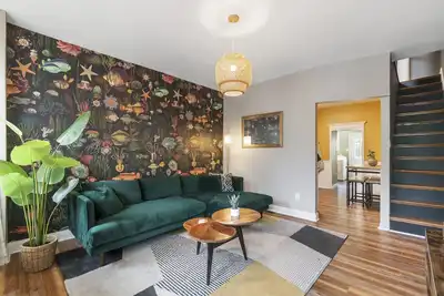 Image de Trendy Fishtown Mid-Century Modern Inspired Home