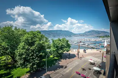 Image de Penthouse Condo with vaulted ceiling on the Lakefront Downtown Kelowna