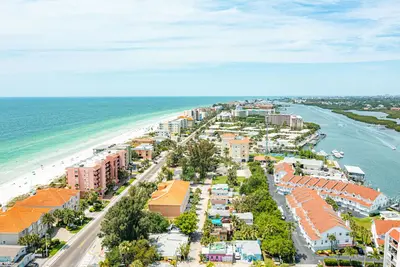 Image de Beautiful condo across the street from the beach. Pet/kids friendly