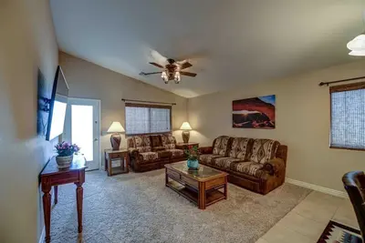 Image de Peaceful 3-bdrm Residential House with Home Office