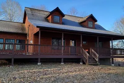 Image de Spacious Cabin in the woods on Island Lake
