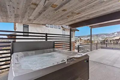 Image de Beautiful mountain home with pool, hot tub, balcony, washer/dryer & WiFi
