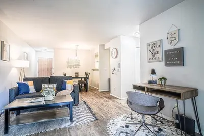 Image de Modern Microsoft Redmond Campus Condo with Balcony