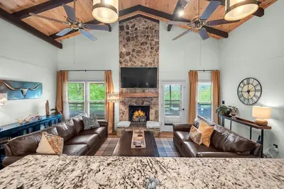 Image de Mountain View! Hot Tub! Fire Pit! King Beds! Pet friendly
