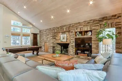 Image de Resort home with 2 decks, grill, hot tub, pool table, pool, tennis, & golf
