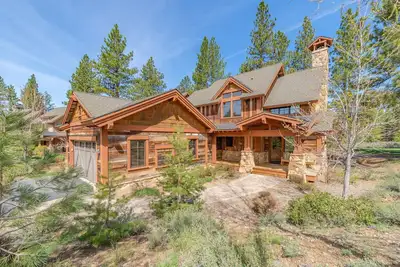Image de Luxury Villa with hot tub in Old Greenwood, minutes from world class skiing!