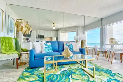 Image de Inviting Gulf-front condo with pool, beach access, private balcony & central Ac